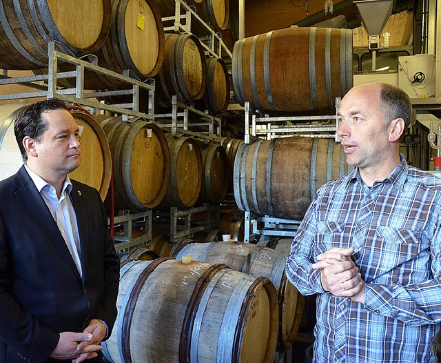Besuch im Weinhaus Staufen: Minister A...inks) im Gesprch mit Peter Landmann.   | Foto: privat