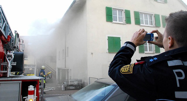 30 Feuerwehrleute rckten dem Brand im...t sofort die Ermittlungen aufgenommen.  | Foto: Ralf Staub