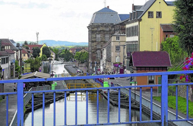 Die Saverner Schleuse im Rhein-Marne-Kanal liegt mitten in der Stadt.   | Foto: Zimmermann