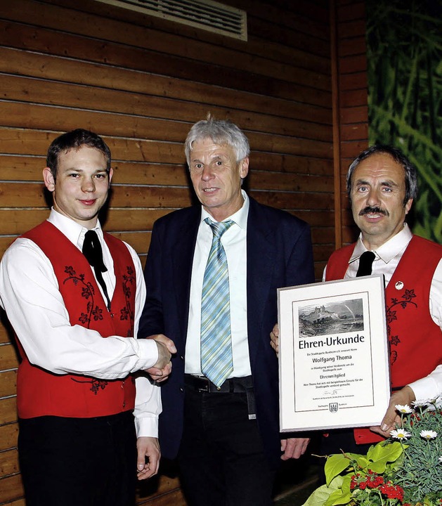 Andreas Jger (links)  und Gerd Geiser...nten Wolfgang Thoma zum Ehrenmitglied.  | Foto: Herbert Trogus