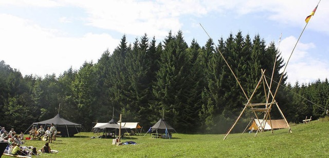 Schwarze Zelte und Bannermasten, die i... die Zeltlager der Wehrer Pfadfinder.   | Foto: Lena Biehler