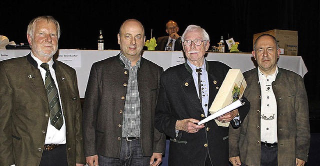 Walter Stterlin (zweiter von rechts) ...Kreisjgermeister Dietrich Brombacher   | Foto: ZvG