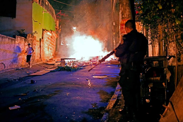 Ein Polizist whrend des Einsatzes in ...o-Pavozinho in der Nacht zum Mittwoch  | Foto: AFP