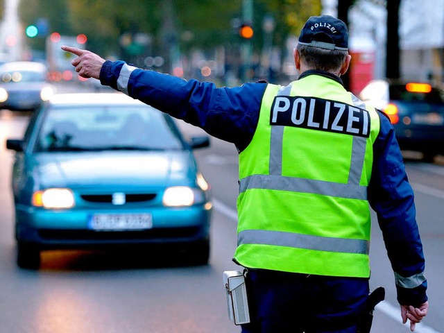 Bei Verkehrskontrollen fllt der Poliz...nder im Fahrzeug nicht gesichert sind.  | Foto: Verwendung weltweit, usage worldwide