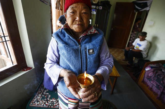 Diese Sherpa-Mutter  trauert in Kathma...den Ernhrer der achtkpfigen Familie.  | Foto: dpa