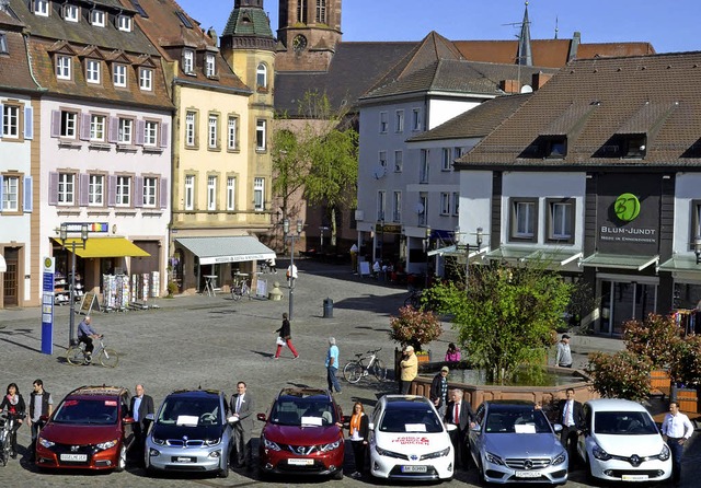 So viele Autos in der guten Stube der ...r den Emmendinger Autosalon geffnet.   | Foto: Jahn