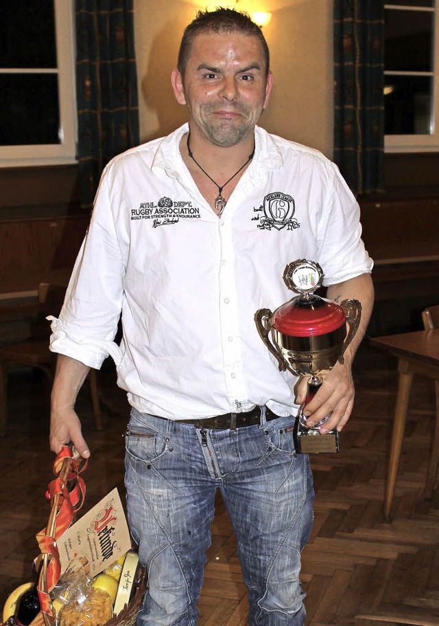 Holger Fehrenbach, der Turniersieger mit Pokal   | Foto: Dauenhauer