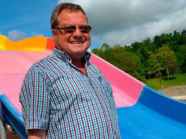 Klaus Niepenberg vor der bunten Freibad-Rutschbahn   | Foto: Andrea Drescher