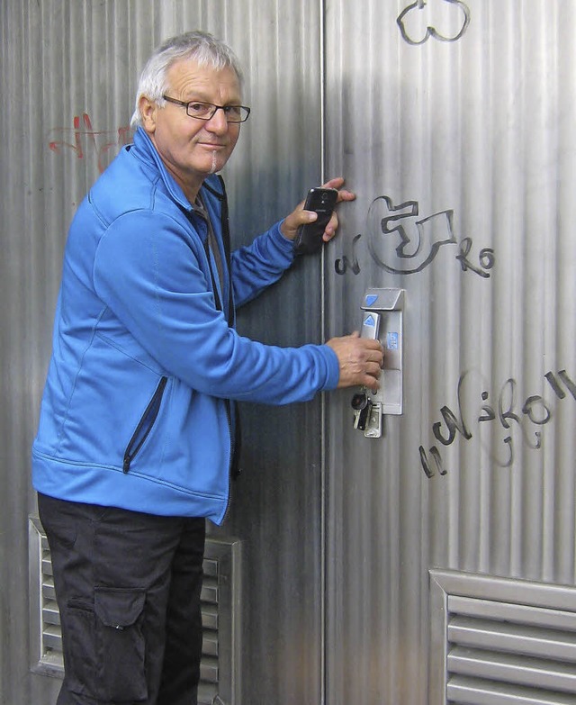 Norbert Binder am  Hochbehlter Merzha...Jesuitenschlosses entnimmt er Wasser.   | Foto: Eva Opitz