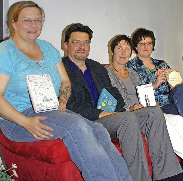 Die Vorleser in der Mediathek: Stephan...elberg (von links) auf dem  Lesesofa.   | Foto: Helena Kiefer