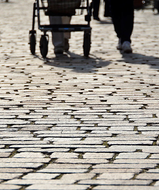 Auf dem Pflaster in der Fugngerzone ... ltere Menschen Stolperfallen zuhauf.  | Foto: Markus Donner