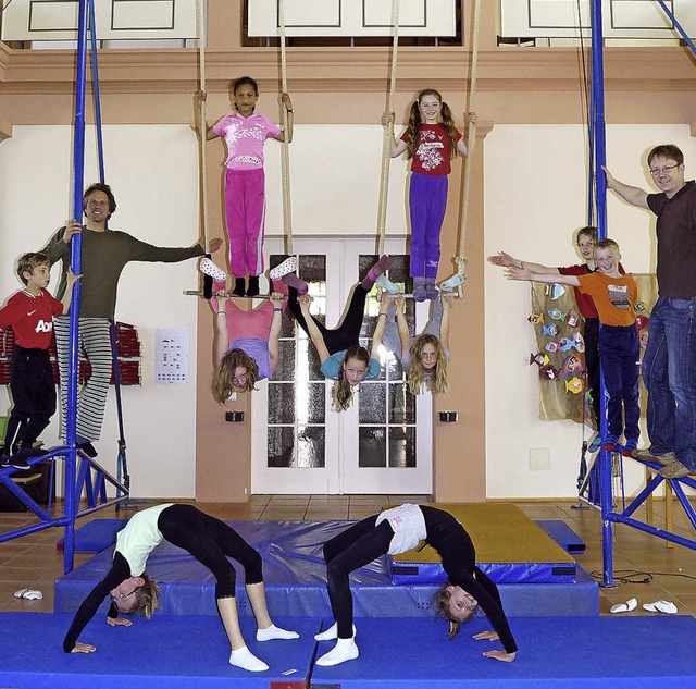 Am Hochseiltrapez ben die jungen Artisten in der Kirche.   | Foto: Hartenstein