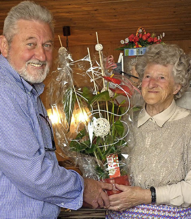 DRK-Techniker Manfred Kbler mit Elisabeth Schmalzried   | Foto: BZ