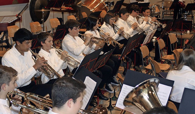 Schwungvoll erffnete das Jugendorches...konzert der Winzerkapelle Oberbergen.   | Foto: herbert binninger