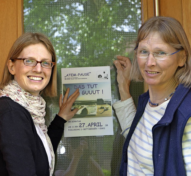 Marianne Kuhn (rechts) und Anna Baltes mit dem aktuellen Plakat.  | Foto: ZVG