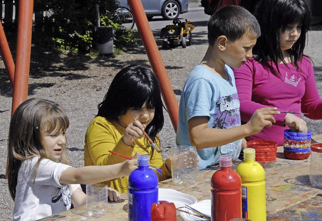 Im Ferienprogramm ist was geboten: Die Kinder malen<ppp></ppp><ZSP></ZSP>  | Foto: Leony Stabla