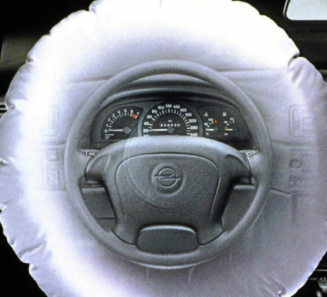 Der Airbag ist auch bei Youngtimern ei...ftsack in einem Opel Vectra von 1993.   | Foto: Opel/dpa