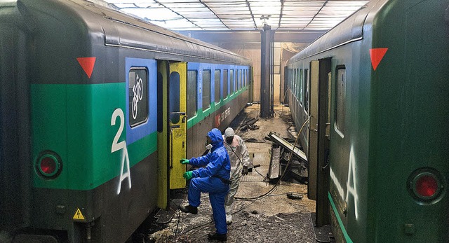 Asbest Sanierung von SBB Rollmaterial ...l im Auftrag der SBB am Bahnhof Stein.  | Foto: bz