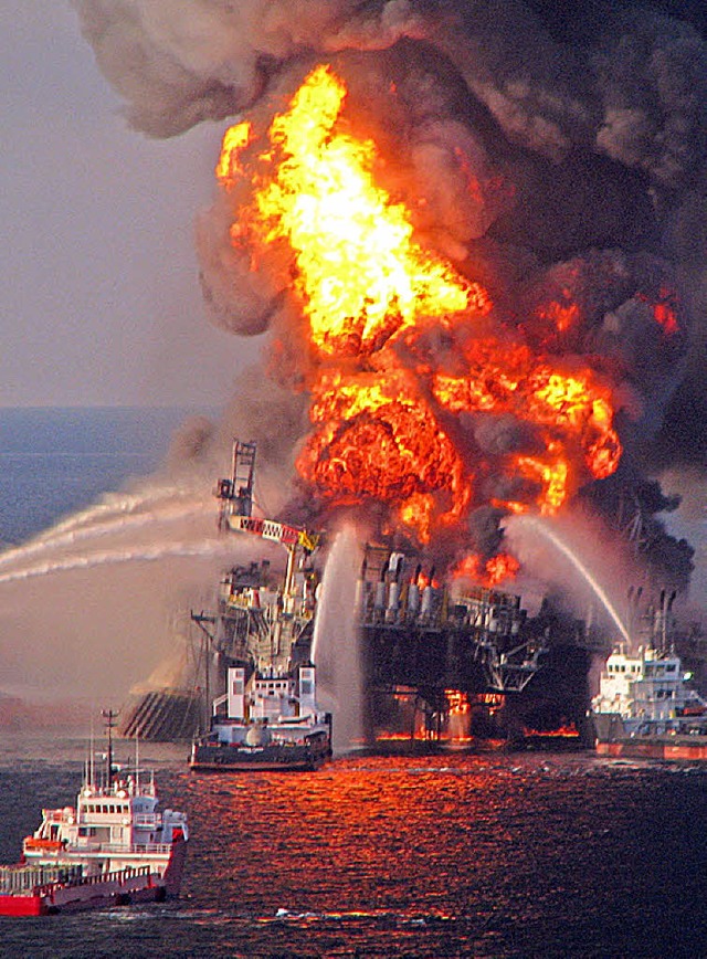 Die brennende lplattform Deepwater Horizon   | Foto: dpa