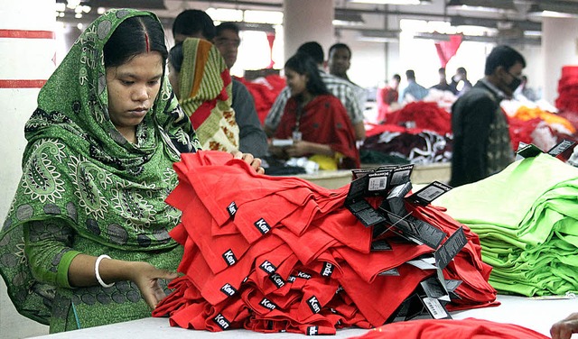 Harte Arbeit, karger Lohn: Textilindustrie in Bangladesch  | Foto: dpa