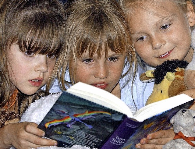 Ohne Eile von Zeile zu Zeile: Kinder beim Lesen auf traditionelle  Weise   | Foto: dpa/BZ