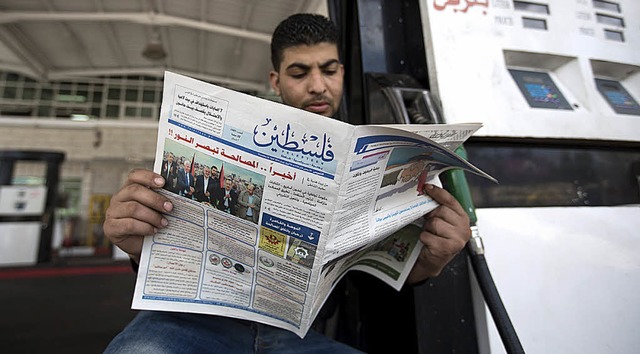 Groe  Neuigkeiten: Ein Palstinenser ... von der geplanten Einheitsregierung.   | Foto: AFP
