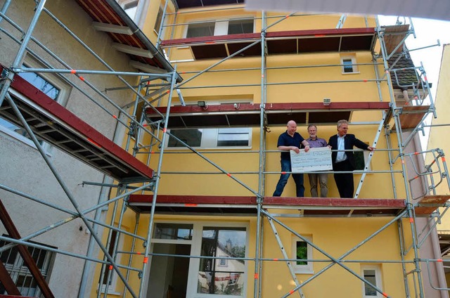 Spende des Lions-Clubs an das Haus Eli...n Einrichtungsleiter Alfons Woestmann.  | Foto: Jahn