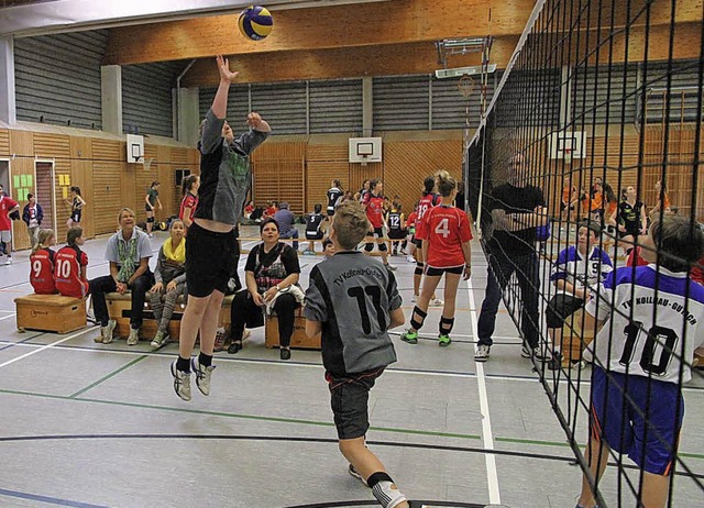 Den kriegt ihr zurck: Ein Volleyballs...llnau-Gutach reckt sich nach dem Ball.  | Foto: Verein