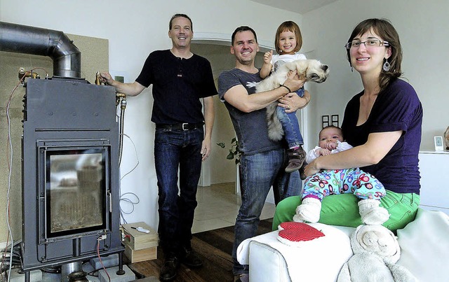 Familie Krause mit Energieberater Jrg Maurer (links) in ihrem Wohnzimmer    | Foto: Wolfgang Knstle