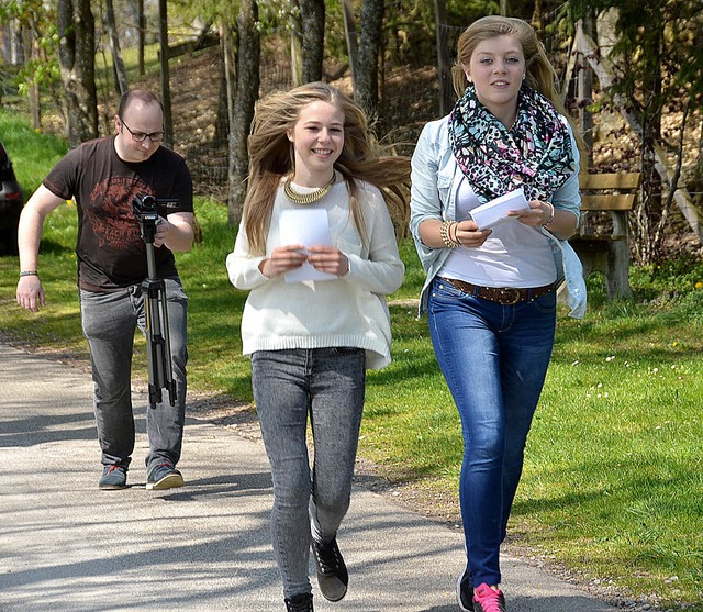 Die Darstellerinnen Carolin Binninger ...elix Schle fungierte als Kameramann.   | Foto: jul