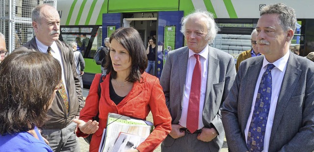 Rita Schwarzelhr-Sutter hrte sich am...Brger am Bahnhof in Gundelfingen an.   | Foto: Brigitte Sasse/Max Schuler