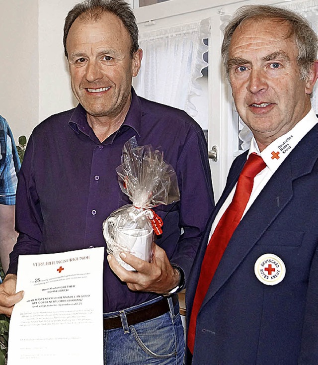 Rudolf Grether (links)  erhielt von Ma...tz die Blutspenderehrennadel in Gold.   | Foto: Hartenstein