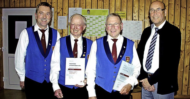 Konrad Schtzle (Zweiter von links), d...chts) wurde zum Ehrenmitglied ernannt.  | Foto: herbert trogus