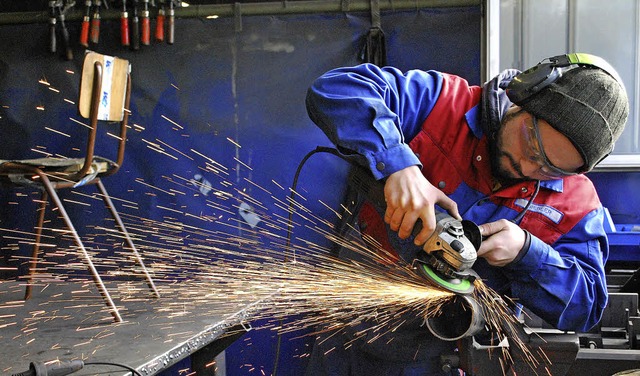 Beim Arbeiten mit Metall fliegen schon einmal die Funken.   | Foto: Thomas Loisl Mink