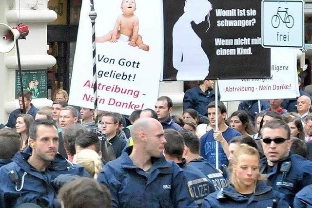 Piusbrüder gegen Abtreibung: Demo und Gegendemo in Freiburg