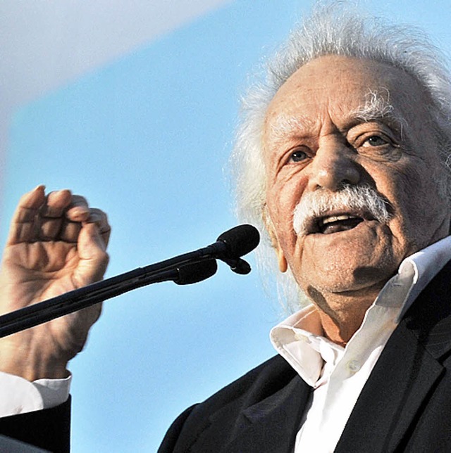 Manolis Glezos will im EU-Parlament au...ionszahlungen an Griechenland leistet.  | Foto: afp