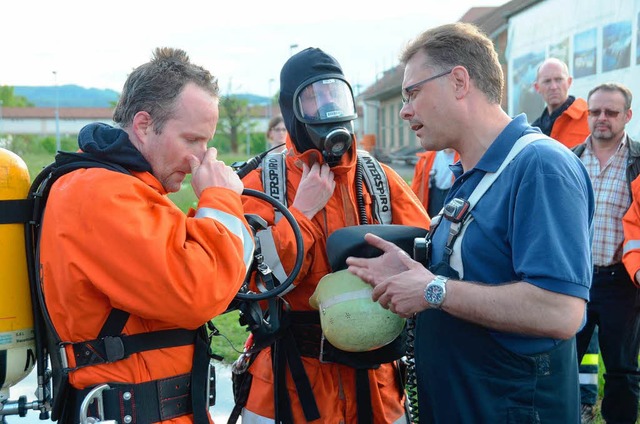 Atemschutzchef Thomas Kieper (rechts) bei der Manverkritik  | Foto: Peter Gerigk