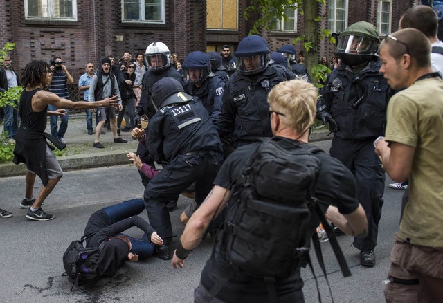 Laut Polizei standen mehr als  2.000 G...n etwa 100 Rechtsextremisten gegenber  | Foto: AFP