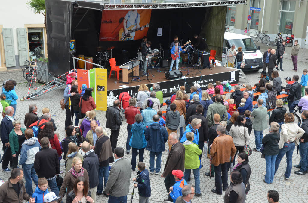 Schler und Ensembles des Musiclab prsentierten sich auf dem kleinen Marktplatz.