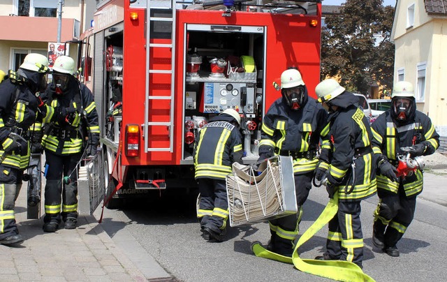 Die Atemschutztrger bereiten sich auf den Einsatz vor.   | Foto: adelbert mutz