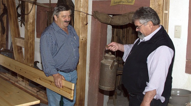Friedrich Oesterle zeigt Ernst He (links) eine alte lkanne   | Foto: IWI