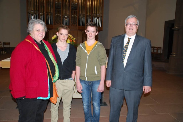 Pfarrer Martin Schmitthenner (rechts) ...h mit seiner Familie in Schopfheim vor  | Foto: Edgar Steinfelder