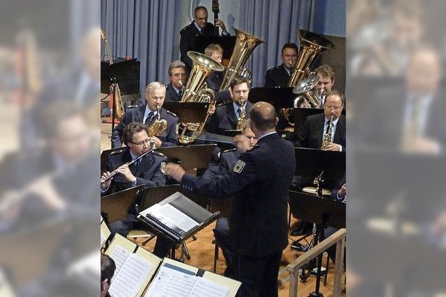 Einheimische Musiker lauschen in Scharen