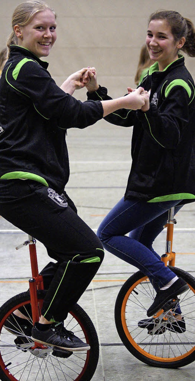 Zwei, die ihr Einrad mgen: Marie Malinowski (links) und  Alisa Elmlinger.   | Foto: Susanne Ehmann