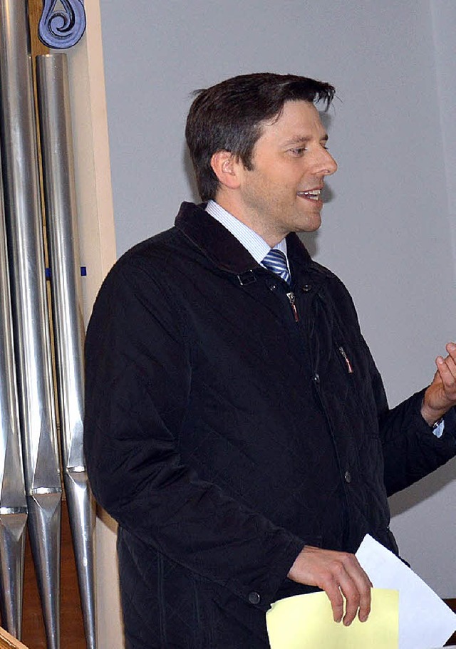 Kirchenmusikdirektor Christoph Bogon vor der  Heintz-Orgel in Maulburg.   | Foto: Georg Diehl