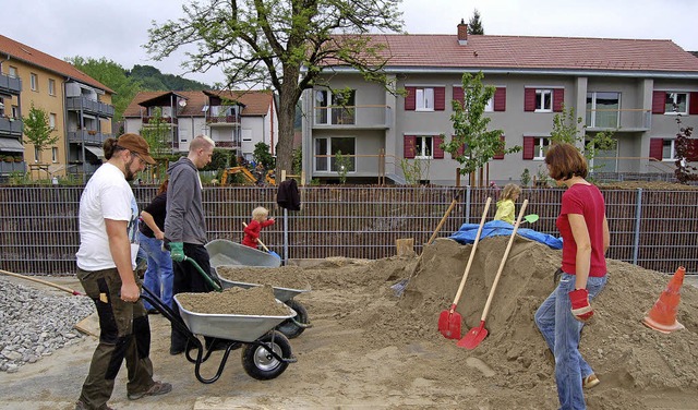 Fleiige Eltern: Bei der Gestaltung de...ergartens  packen viele Hnde mit an.   | Foto: Heinz Vollmar
