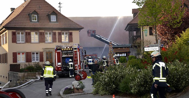 Die Feuerwehren Tannenkirch und Kander...h in Tannenkirch am Anwesen Hferlin.   | Foto: Feuerwehr