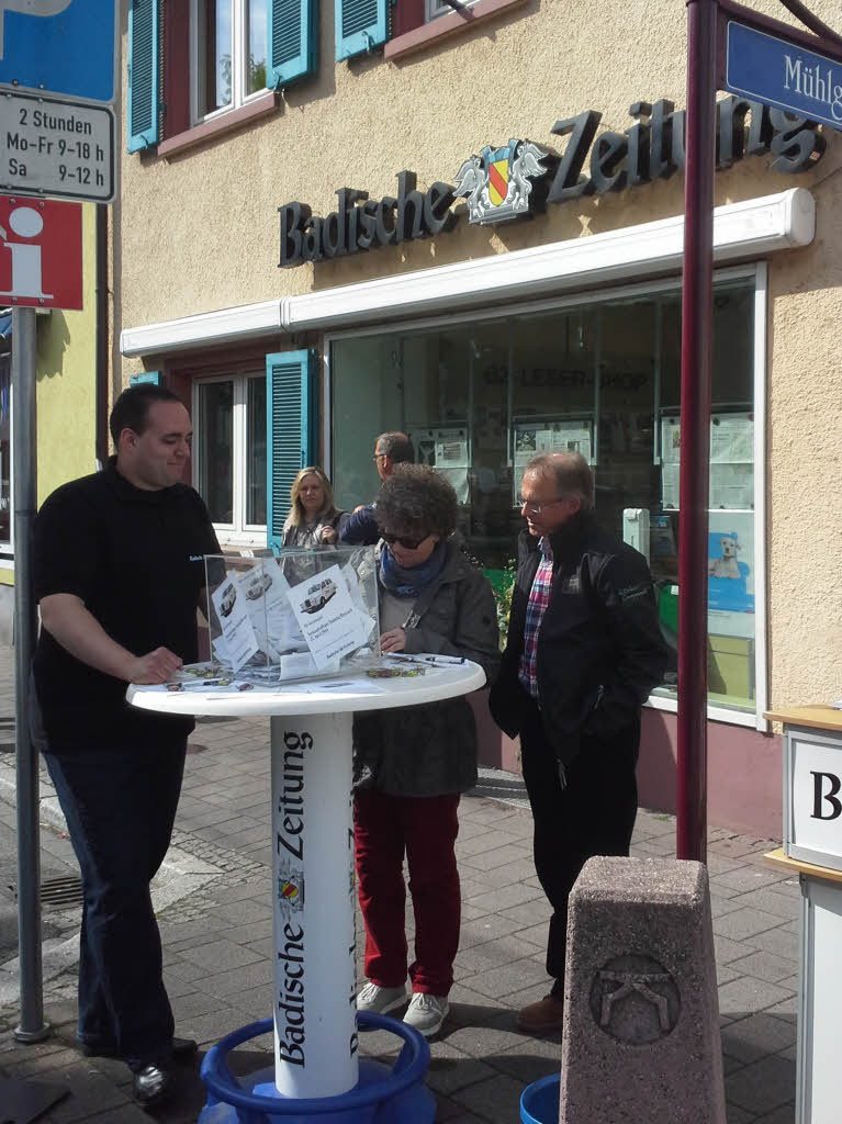 Am Stand vor der  Geschftsstelle der Badischen Zeitung konnten die Besucher am BZ-Gewinnspiel teilnehmen.