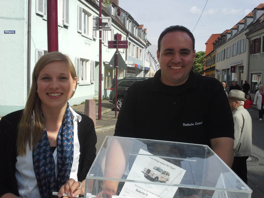 Carina Maier und Daniel Hunziker luden die Besucher  am  Stand vor der Geschftsstelle der Badischen Zeitung zum BZ-Gewinnspiel ein.