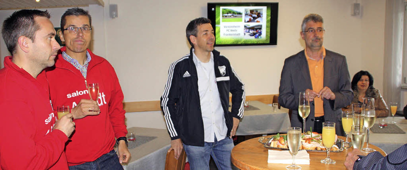 Brgermeister Michael Thater (rechts) ... Matthias Kaiser (zweiter von rechts).  | Foto: Jrn Kerckhoff